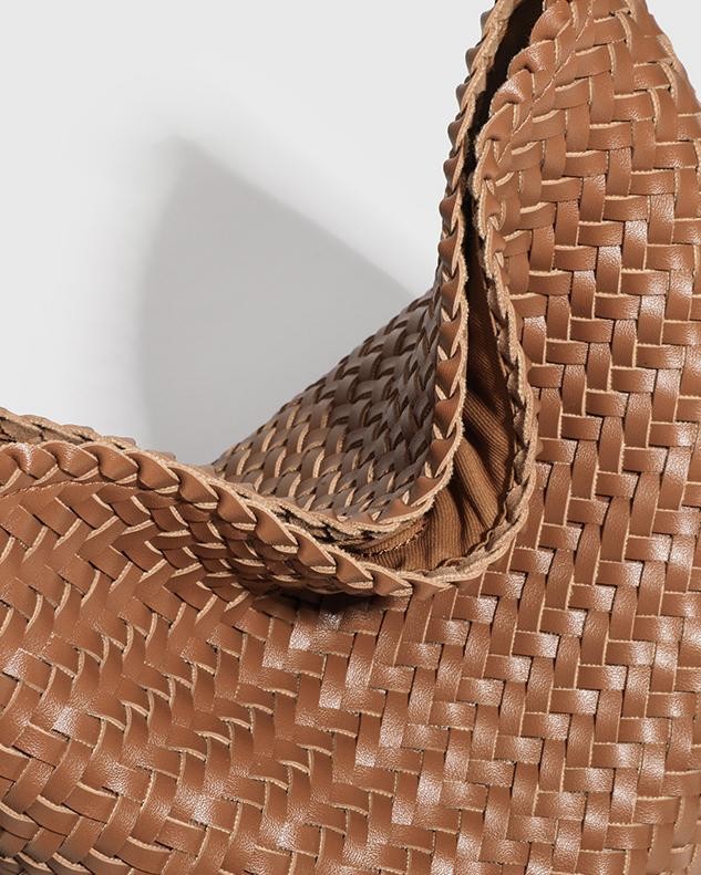 The Cognac Leather Tote detail
