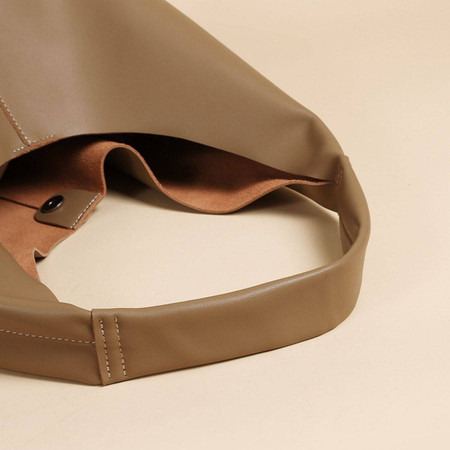 The Como Slouch Tote — The handle
