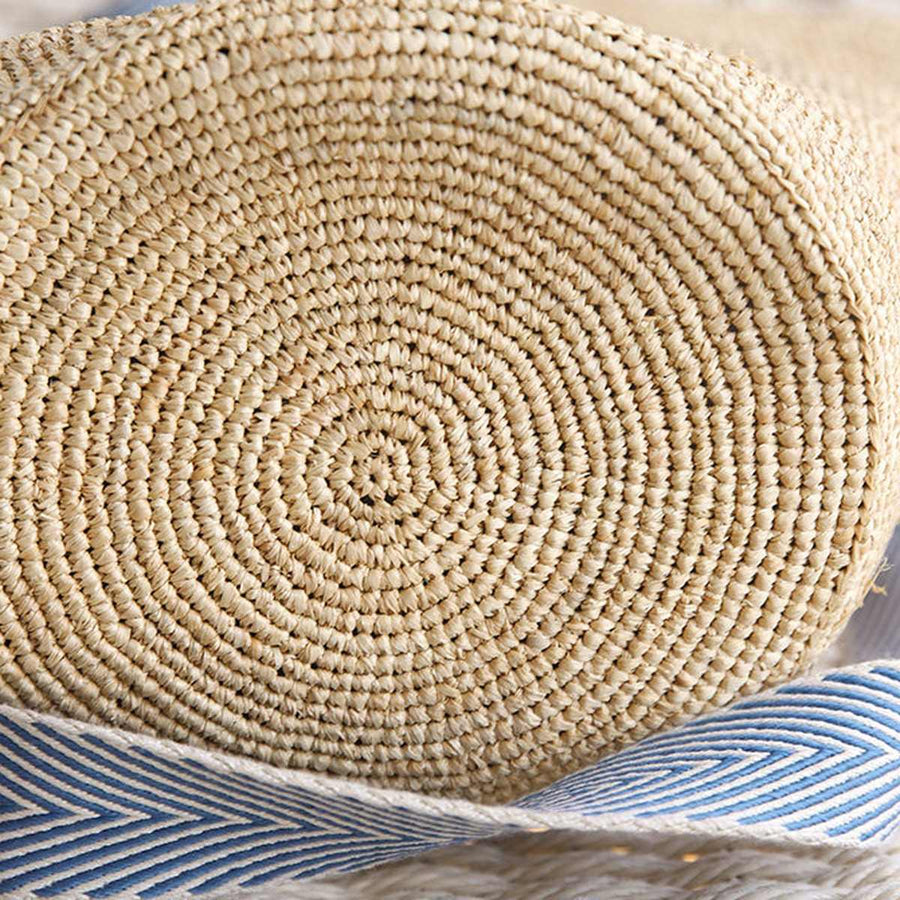 The Taormina Raffia Tote — Spiral base