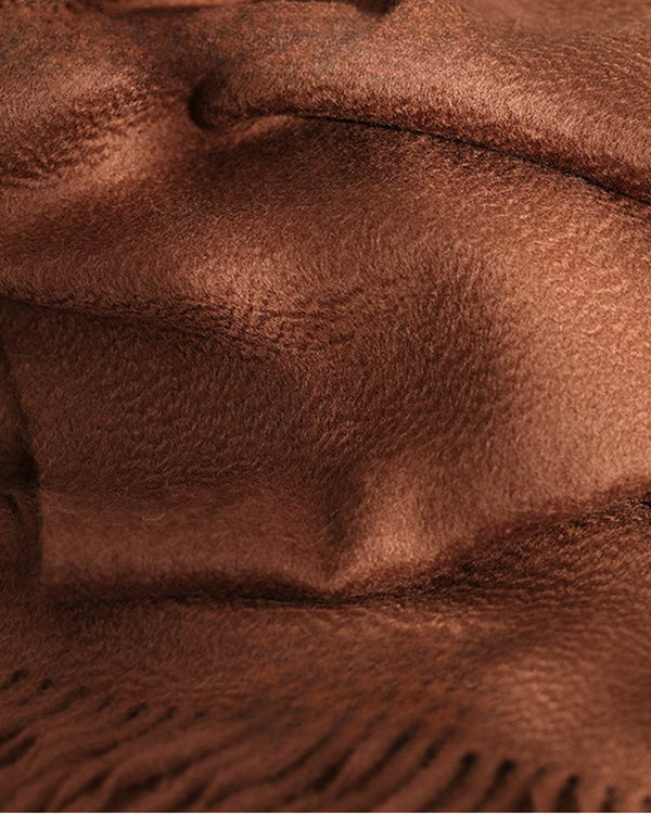 The Dune 100% Cashmere Scarf detail, the surface in daylight