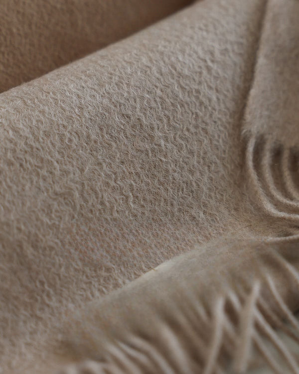 The Dune 100% Cashmere Scarf detail, the rippled pile up close