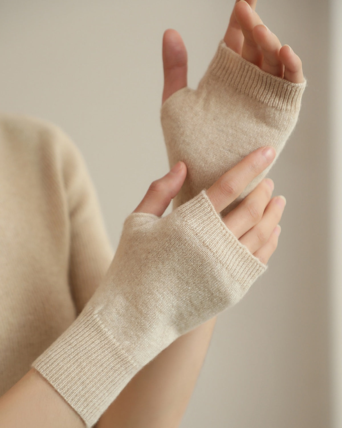 The Cashmere Fingerless Gloves in Beige