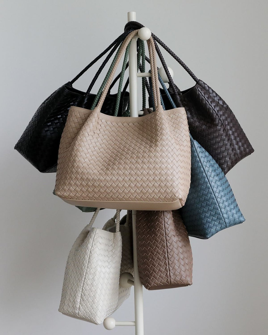 Wildfool The Vicenza Woven Tote, hanging (2)