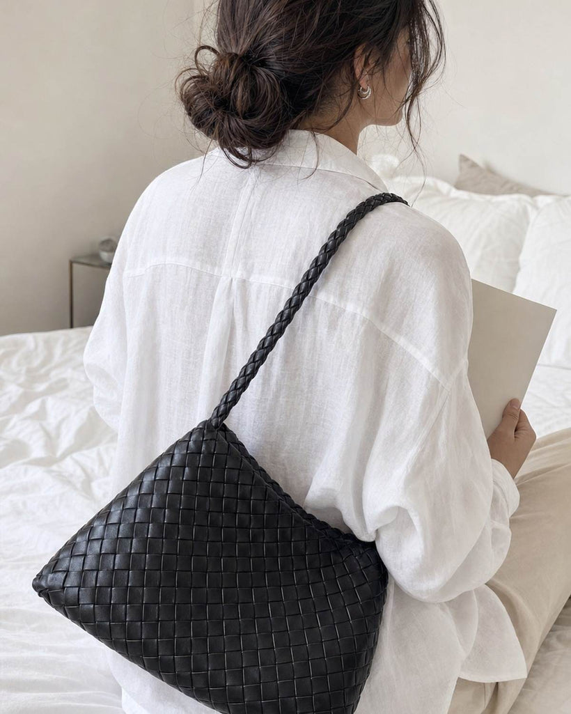 WF26LEATH006_模特图_黑色_背身肩背_45.jpg
