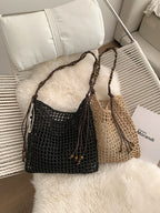 El bolso de mano de rafia con cuentas