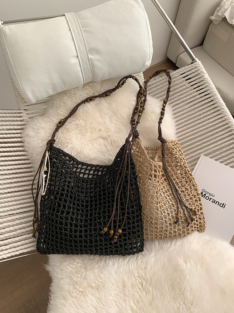 El bolso de mano de rafia con cuentas