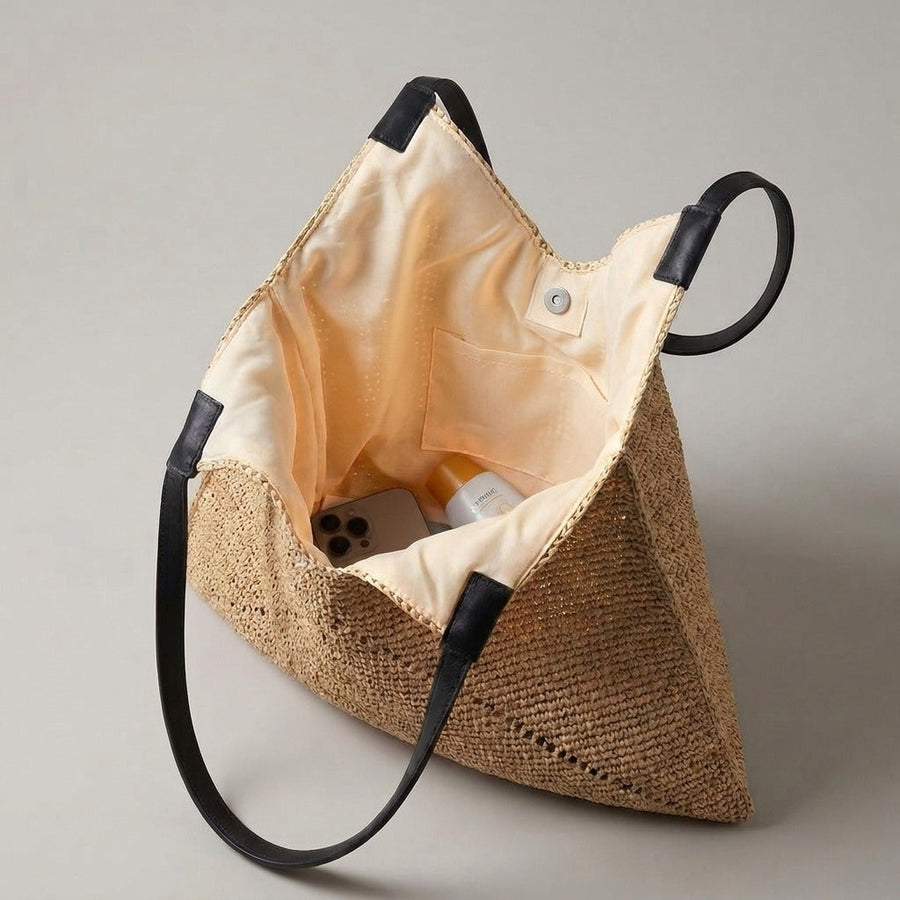 Interior of the raffia shoulder bag: soft lining, inner patch pocket, magnetic snap