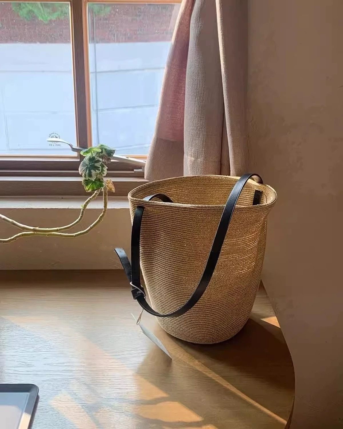 El bolso cubo de rafia de papel