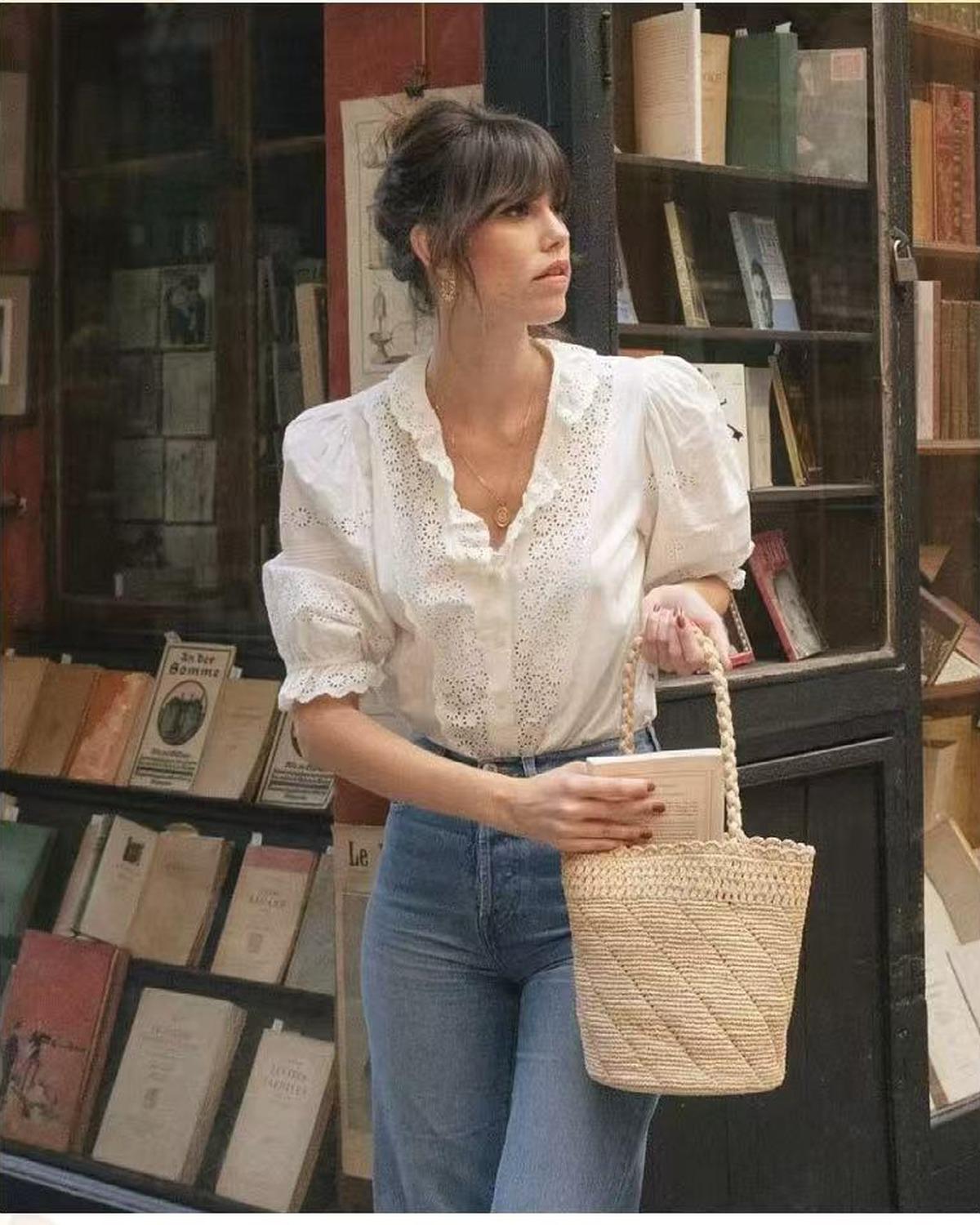 WF26WOVEN016_natural-raffia_lifestyle-bookstore_02