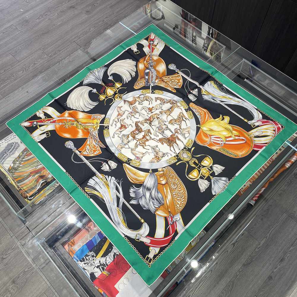 The 88cm Reversible Silk Square — Motif 941