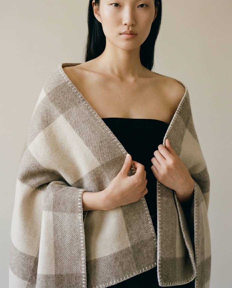 Wildfool nomad twill blanket weight test — held in one hand to show 660g