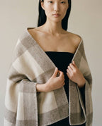Wildfool nomad twill blanket weight test — held in one hand to show 660g