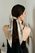 Das wendbare Seiden-Woll-Foulard – Platin-Regenwald